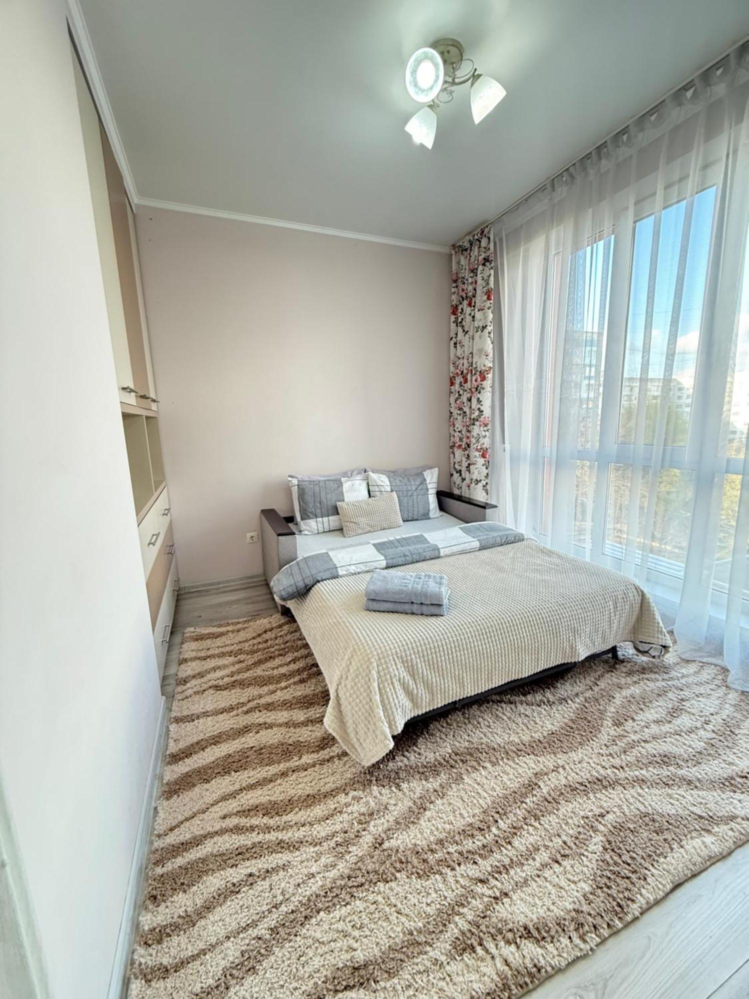 Cozy Two Bedroom Large Apartment Chisinau Exterior photo